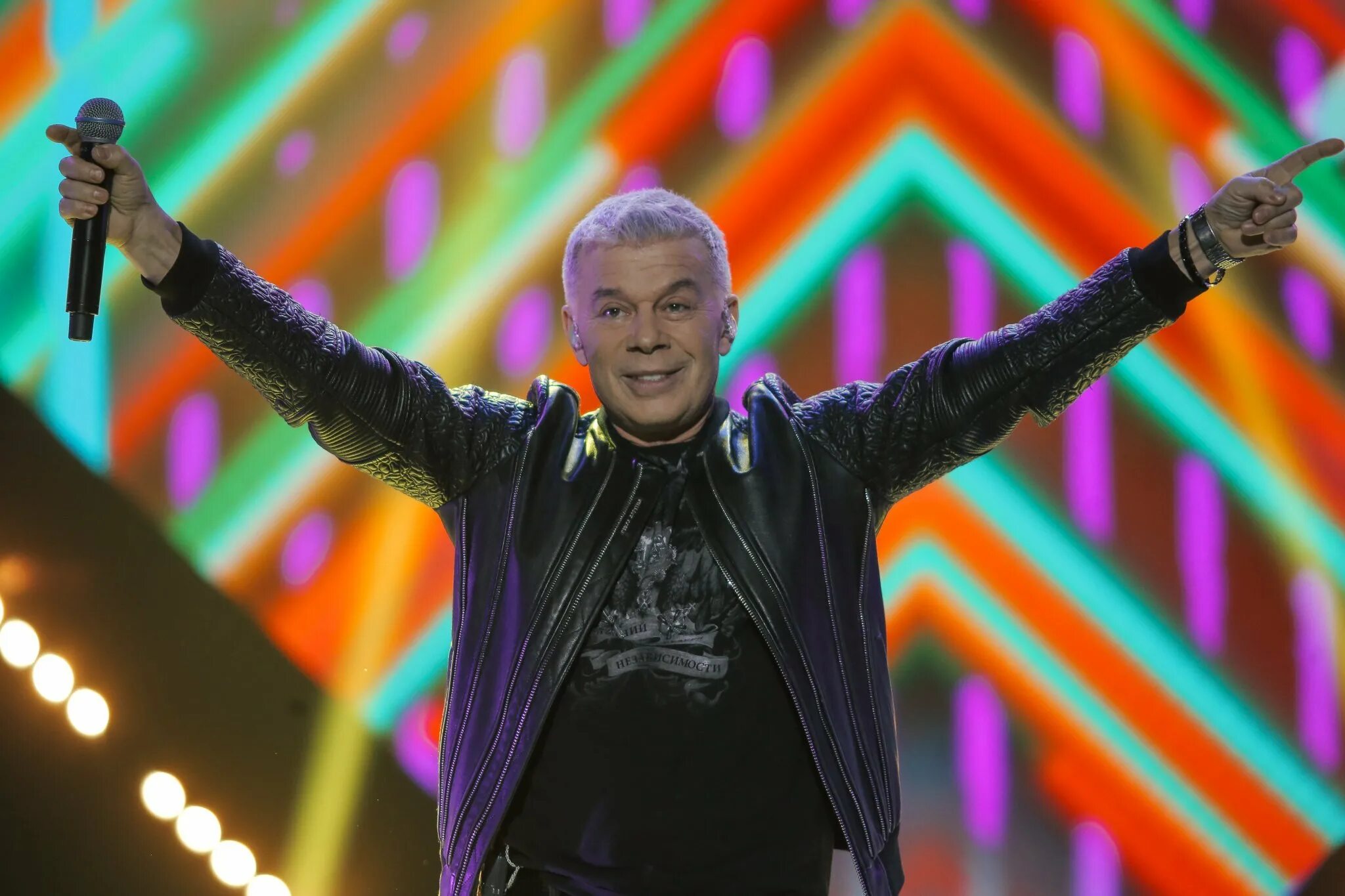 олег газманов концерт. олег газманов юбилейный концерт. когда газманов начал выступать на сцене. олег газманов певец. олег газманов.