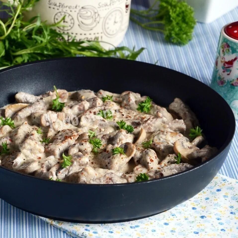 Бефстроганов из куриной печени рецепт. Бефстроганов. бефстроганов из говядины. куриная печень в сметане с луком. бефстроганов классический.