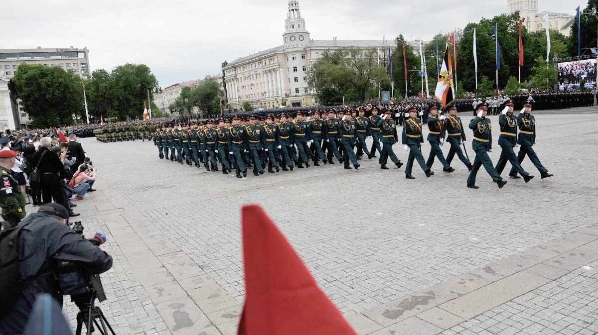 Подготовка к парад на девятое мая. Празднование 9 мая в Воронеже. Парад Победы перенесли на 24 июня. Парад 9 мая Воронеж 2008 год. Парад перенес