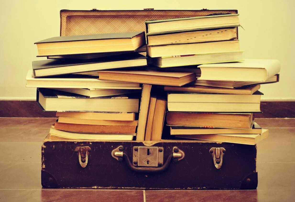 книжные завалы. стопка древних книг. гора книг фото. гора книг предложение. стопка книг.