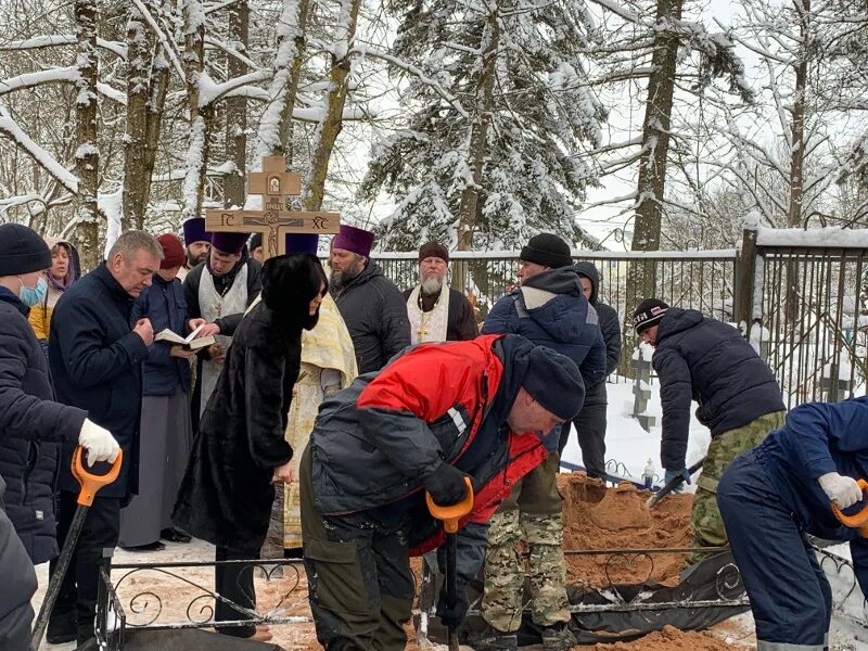 Мичуринск панихида в церкви. Снайпер на церкви на похоронах Навального.