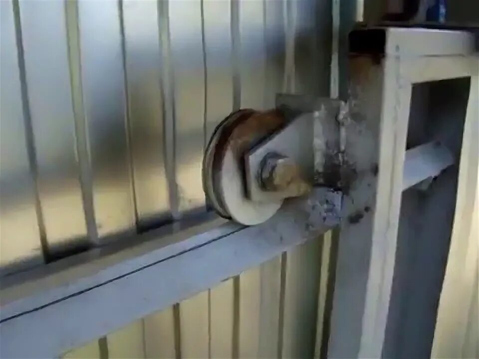 Поднимающие ворота своими руками. Откатные ворота на 207 подшипниках. самодельные раздвижные ворота. самодельные откатные ворота. подвесные ворота на роликах.