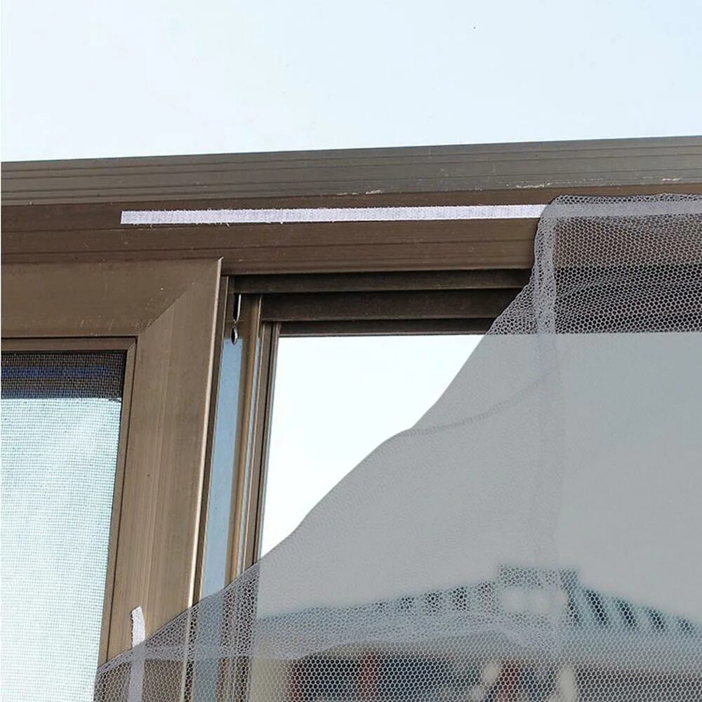 Какая сетка для окна. Москитная сетка Block Fly. Москитные сетки на окна. Сетка на окно. Антимоскитная сетка для пластиковых окон.
