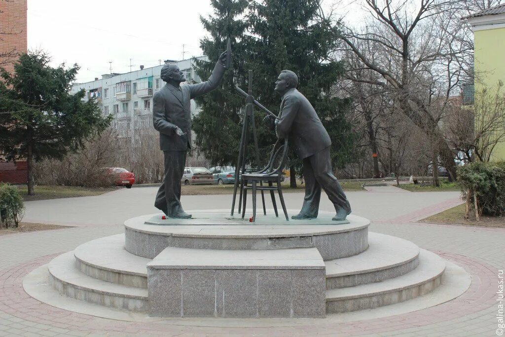 Какие памятники есть в калуге. Город Калуга памятник. Памятник Циолковскому в Калуге на вокзале. Калуга достопримечательности Циолковский. Памятник Циолковскому в Калуге маленький.