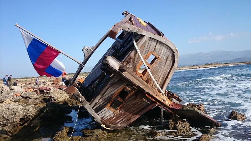 Разбившаяся лодка. Разбитый корабль. Затонувший деревянный корабль.