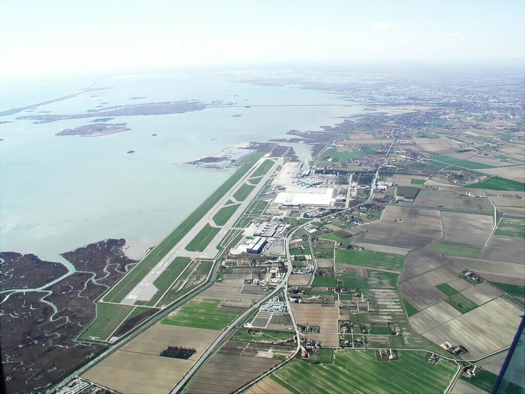 Аэропорт Марко поло Италия. Аэропорт Венеции. Аэропорт на воде. План аэропорта Венеции.