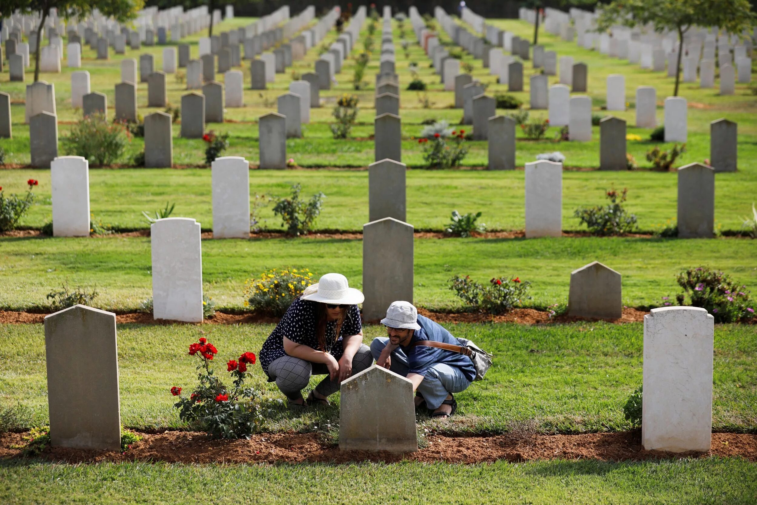 Посещают ли кладбище в воскресенье. Кладбище в Индии. Кладбище в Америке.