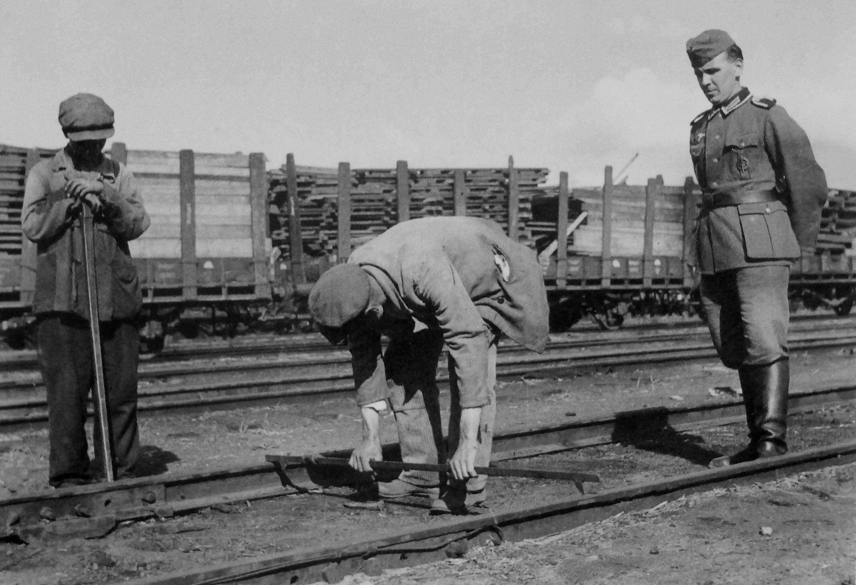 Железная дорога в годы войны. Железная дорога СССР 1942. Железнодорожники 1942. Обходчик железной дороги 1944.