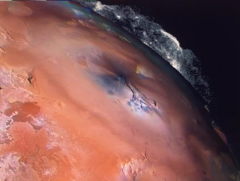 Самый большой вулкан солнечной системы находится. Вулкан Пеле на спутнике Юпитера. Снимки Юпитера с Вояджер. Юпитер Вояджер 2 снимки. Гора Эвбея на ио (Спутник Юпитера).