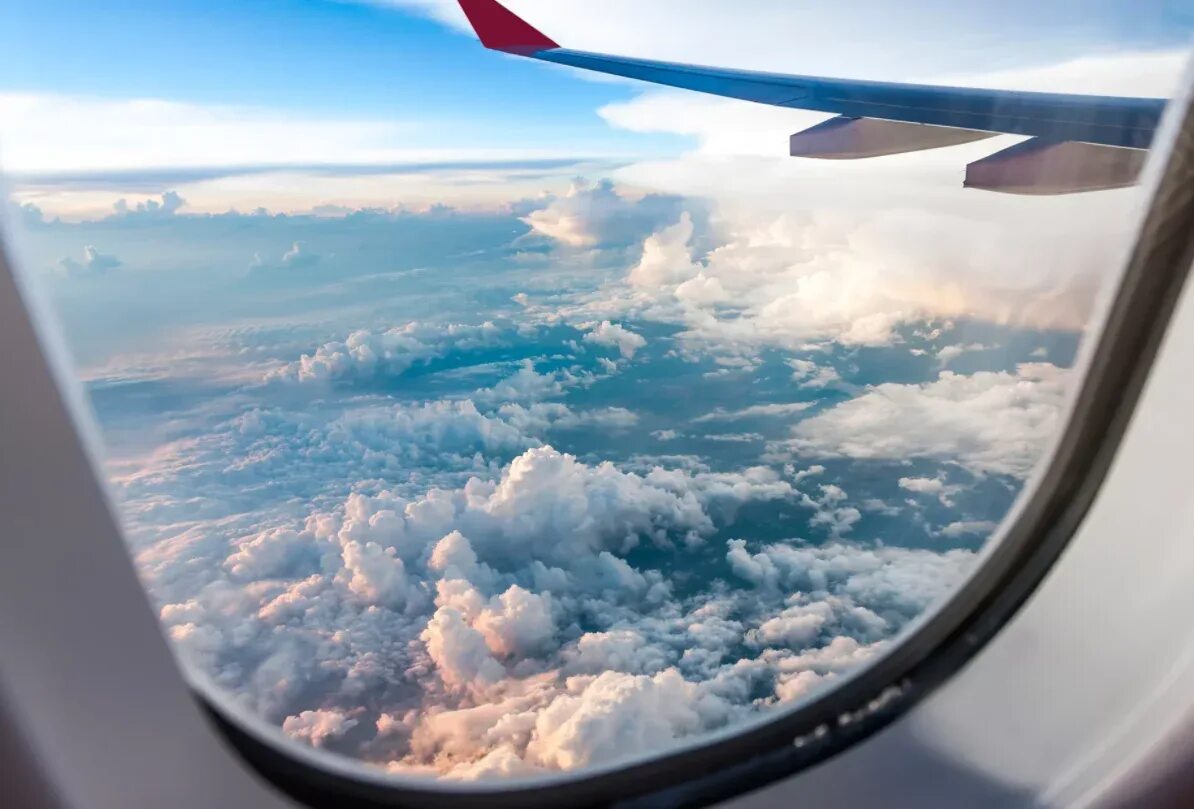 Полет в иллюминаторе. Вид с окна самолета. Вид из самолета. Красивый вид из окна самолета. Небо вид из самолета.