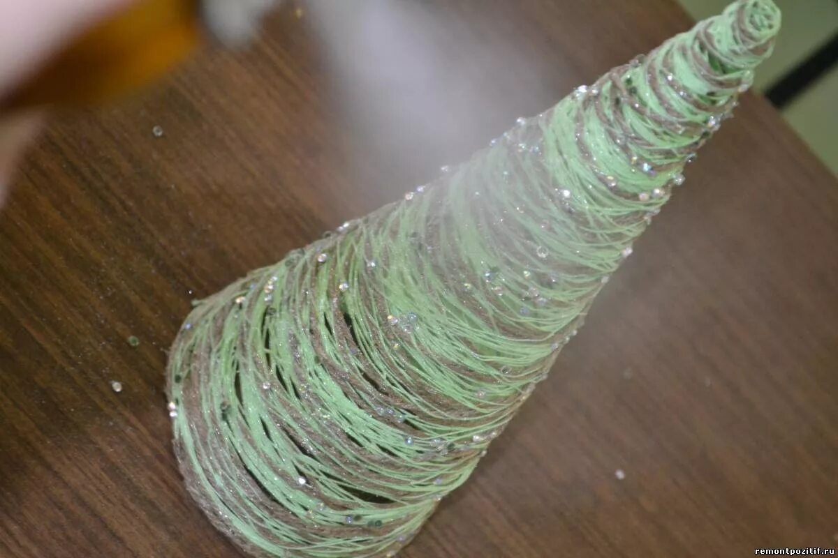 елка из ниток. елка из ниток. елочка из помпончиков. новогодняя елка из помпонов. елка из пряжи.