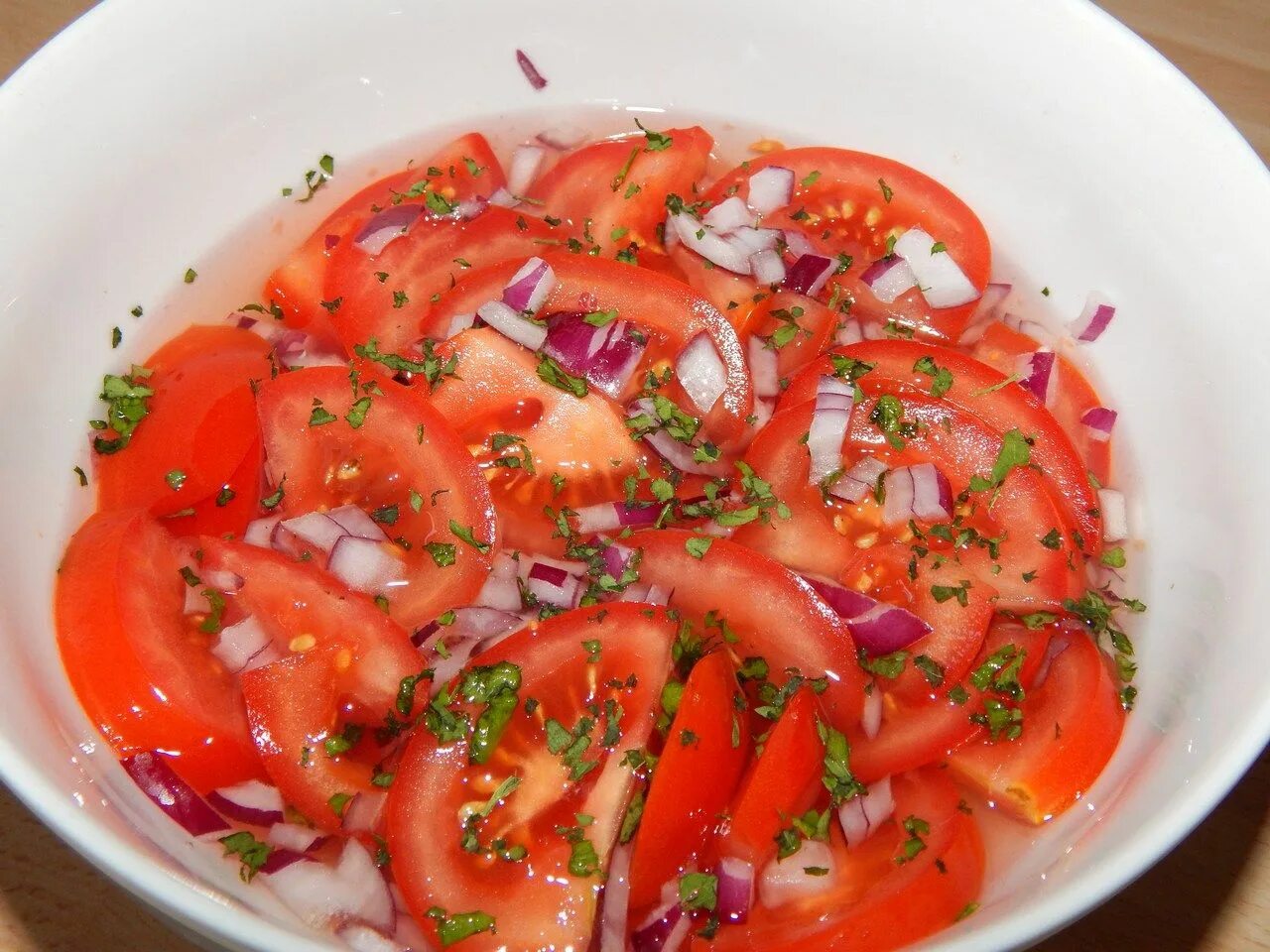 Tomato and onion and. Салат из помидоров. Салат помидоры с луком. Салат из томатов с луком.