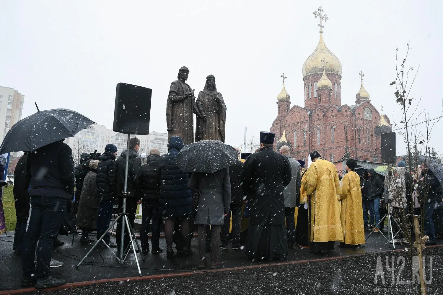 Купить в кемерово сегодня. Памятник Петру и Февронии в Кемерово. Памятник около Знаменского собора Кемерово. Памятник Петру в Кемерово.