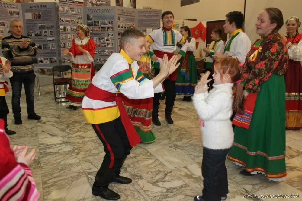 Развлекательная программа рождественские посиделки. Рождественские посиделки фото. фотоотчет рождественские посиделки в начальной школе. фото с праздника рождественские посиделки. фото зимние посиделки на рождество.