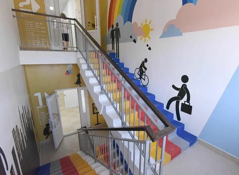 В школе втором этаже. Украшение лестницы в детском саду. Декор лестницы в детском саду. Украшение коридора в детском саду. Лестница в детском саду.