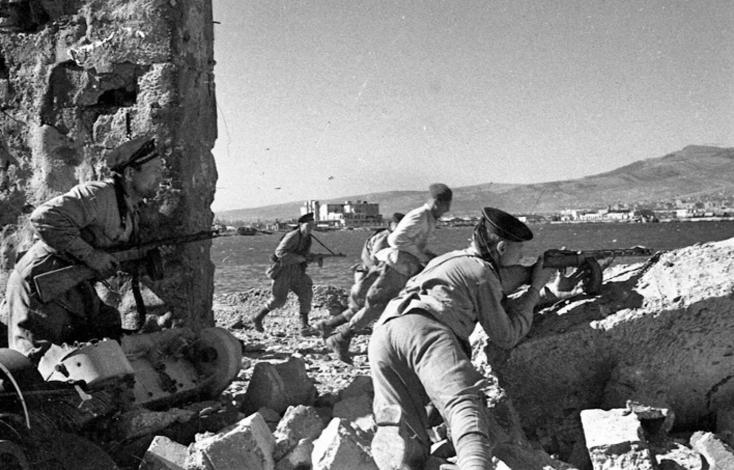 сражение на малой земле. новороссийск малая земля 1943. 1943 год война в новороссийске. новороссийск десант малая земля. бои за новороссийск 1943.