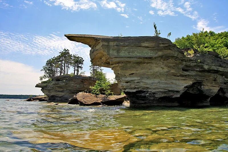 Озеро Гурон Мичиган. Остров на озере Гурон в Мичигане. Скала Turnip Rock на озере Гурон. Озеро Гурон Мичиган скала репа. Глубина озера гурон