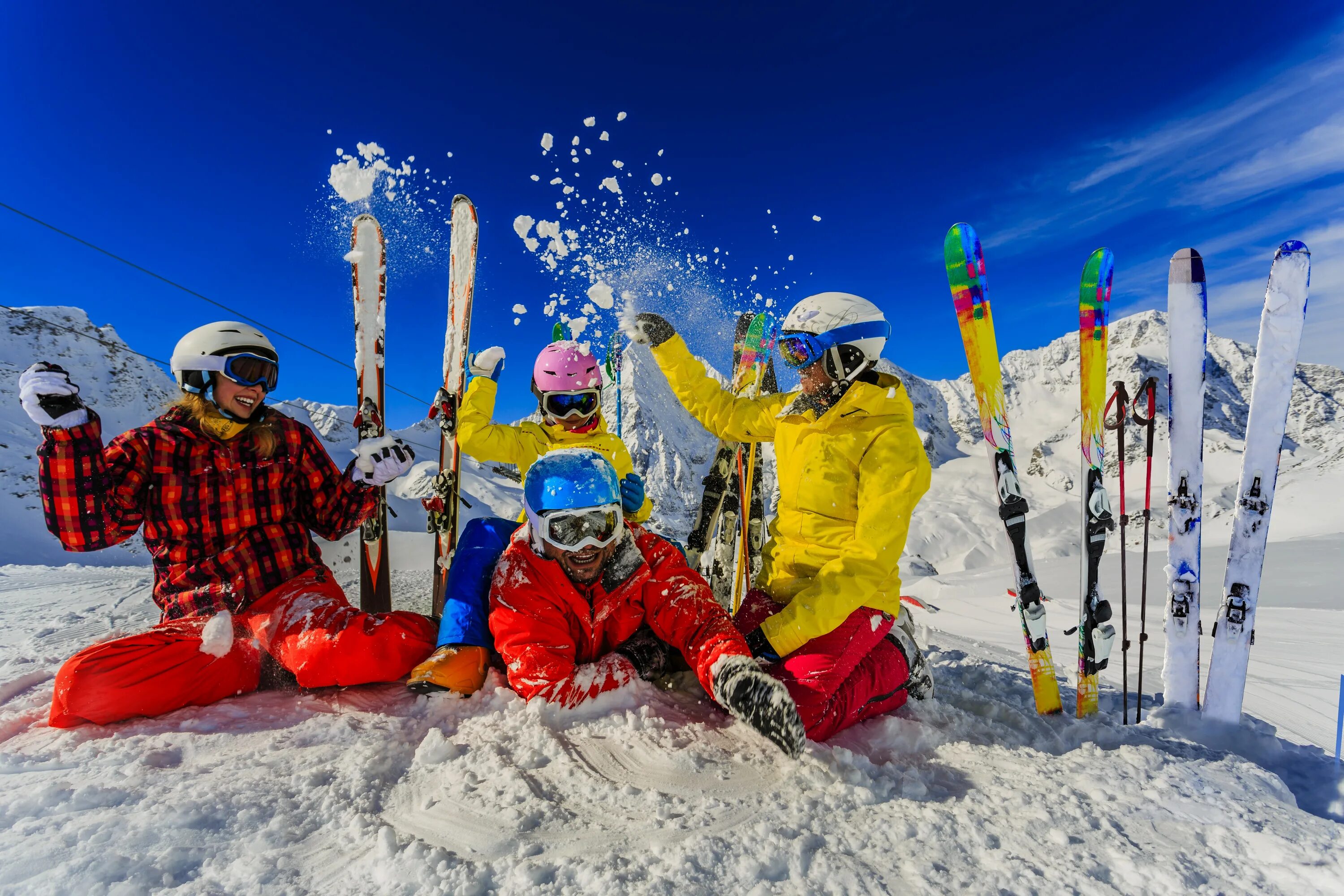 Skiing holiday. Зимний спорт. Горнолыжный спорт. Горные лыжи вид спорта. Спортивные горные лыжи.