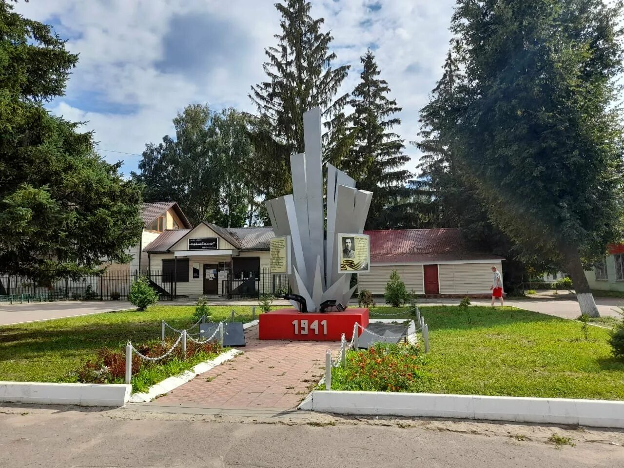 Поселок стрелецкий орловская. Посёлок Стрелецкий Орловская область. Поселок Стрелецкий Орловская область Старинов. П Стрелецкий Орловского района. Памятник в посёлке Стрелецком Орловской области Орловского района.