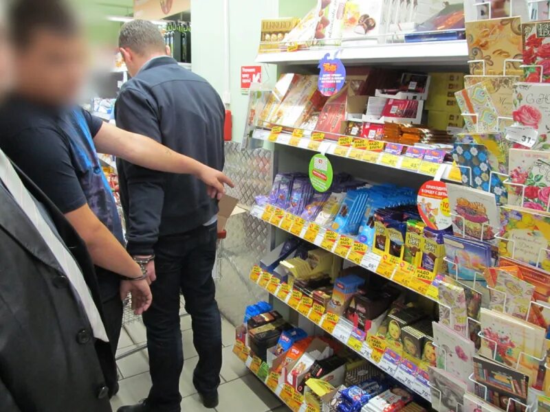 воровство шоколада. украл жувску в магазине. кража в супермаркете. украл шоколад в магазине. своровал шоколад магазин.