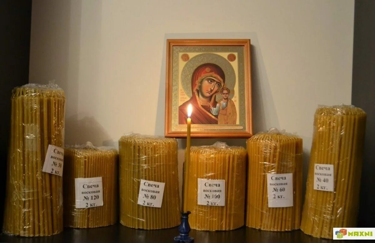 освящают свечи. иконная лавка сергиева лавра. церковная лавка свечи. церковная лавка свечи. церковные свечи.