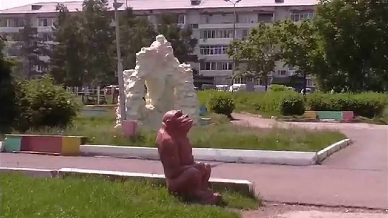 Бурый медведь приморский край. Бурый медведь в тундре. Лучегорск парк. Гималайский медведь большехехцирского заповедника. Поселок лучегорск приморский край.