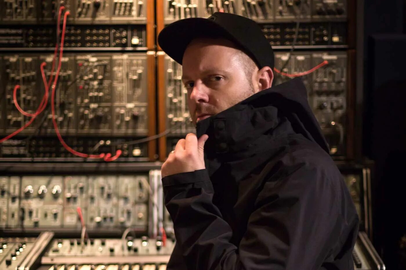 Dj shadow zn slowed. DJ Shadow Unkle. DJ Shadow "Endtroducing". DJ Shadow фото. DJ Shadow 2023 Аланья.