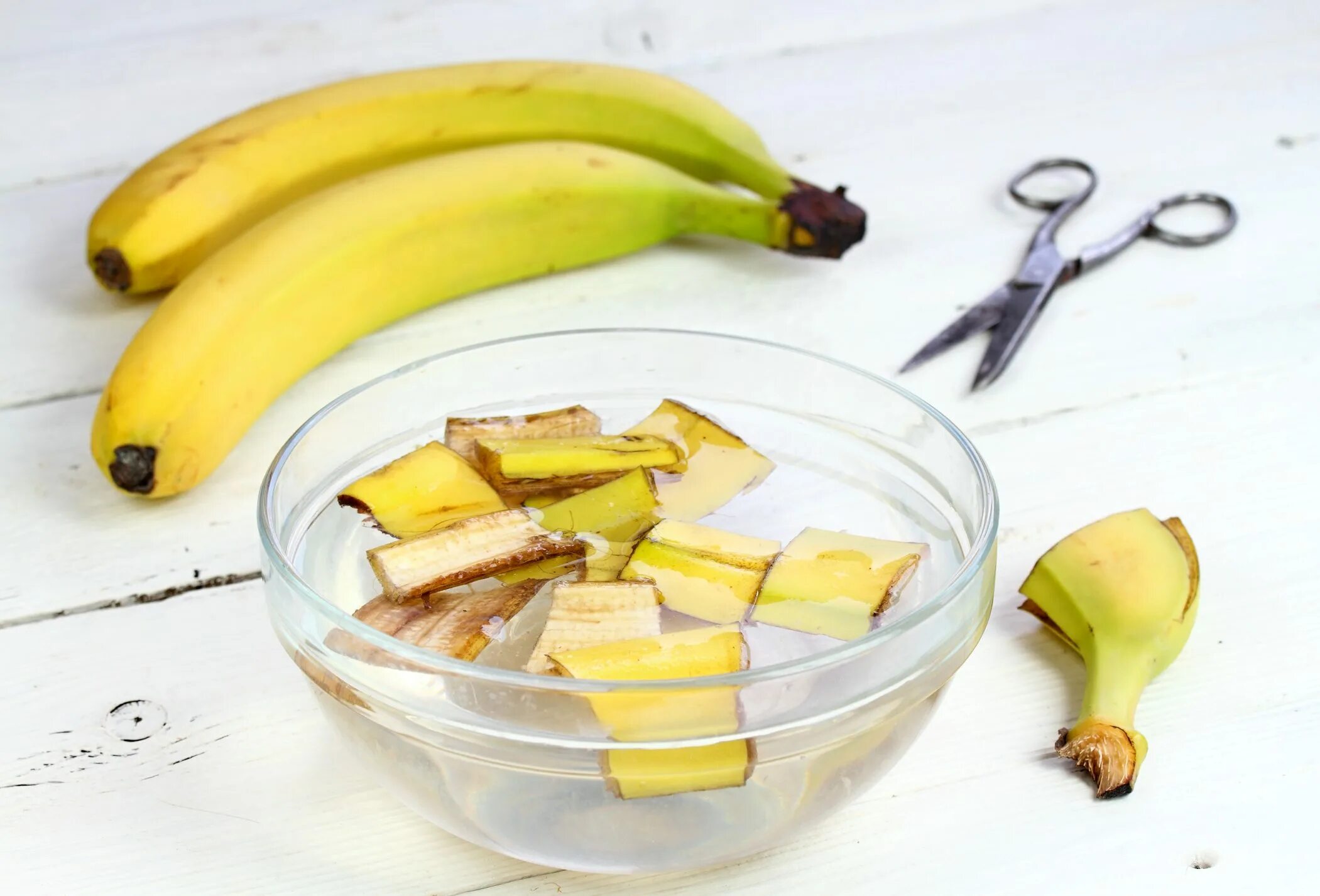 Банановая кожура для рассады как приготовить. Банановая кожура. Банановая кожура без фона. Кожура от банана. Банан нарезанный.