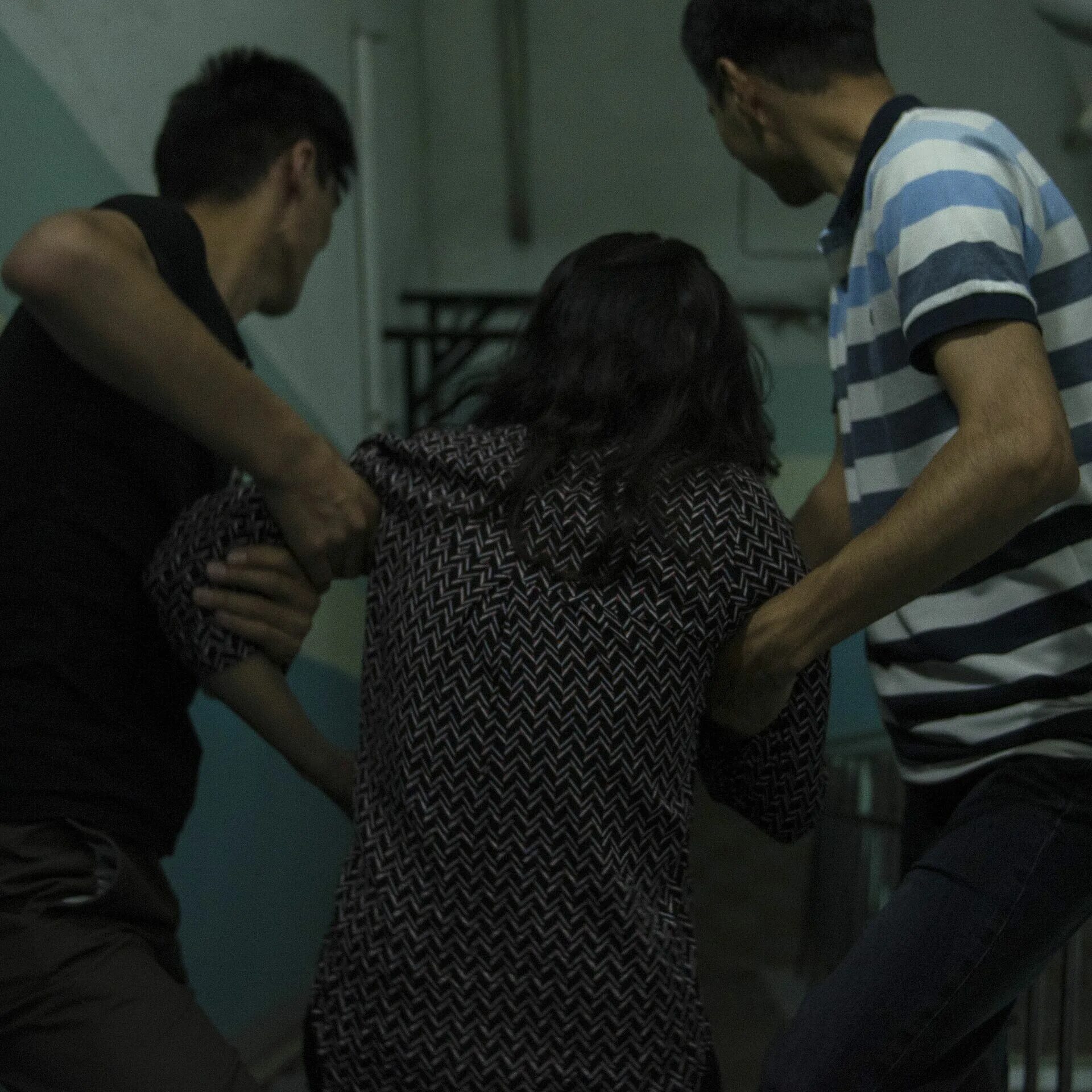 Ала качуу похищение. Похищение девушек в Кыргызстане. Связанные парни против воли