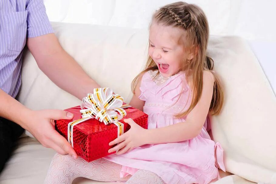 Что дарят человеку детские годы пример. Подарок маленькой девочке. Подарок девочке на 5 лет. Ребенок дарит подарок. Подарки на др девочке.