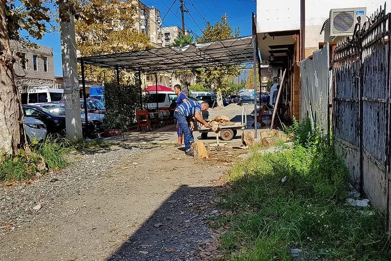 Солнечный сухуми. Заброшенная заправка в Абхазии. Абхазы нищета.