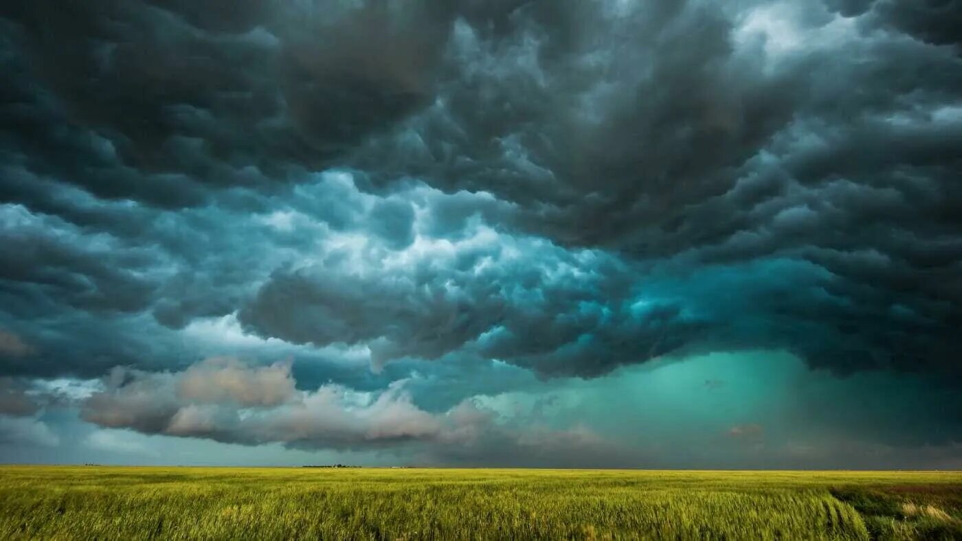Грозовое небо. Пасмурный пейзаж. Грозовое небо. Туча в полнеба. Природные стихии торнадо.