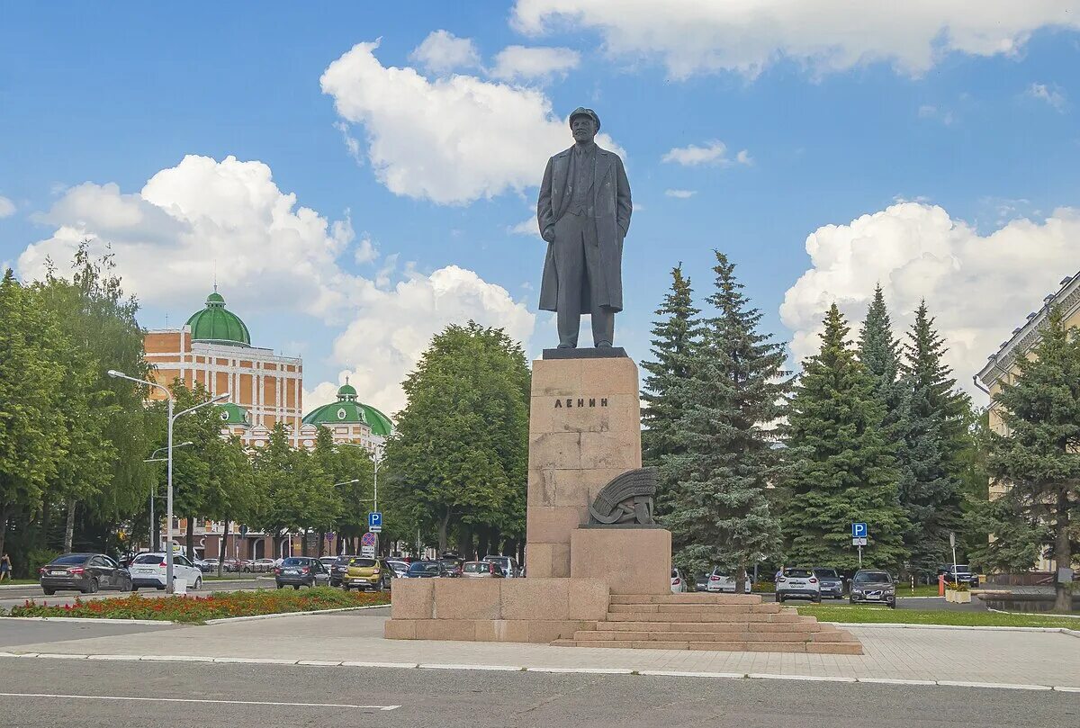 Памятник ленину екатеринбург. Памятник ленину в новосибирске. Памятник на калужской площади в москве. Ленин на площади стоит. Памятник ленину в москве.