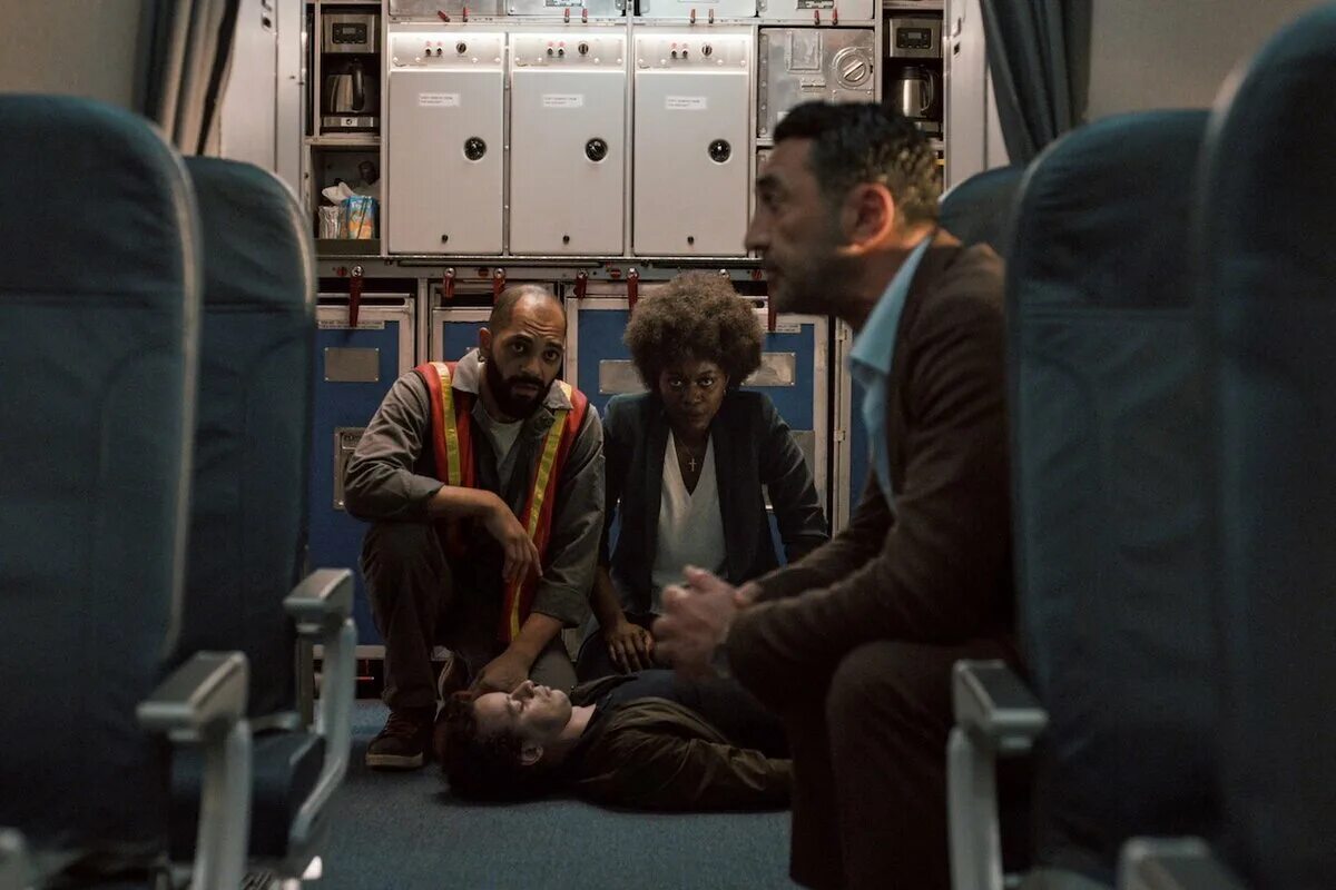 Ночь нетфликс. Into the night сериал. фильм into the night 2025. пункт назначения ночь сериал 2025. в ночь сериал нетфликс.