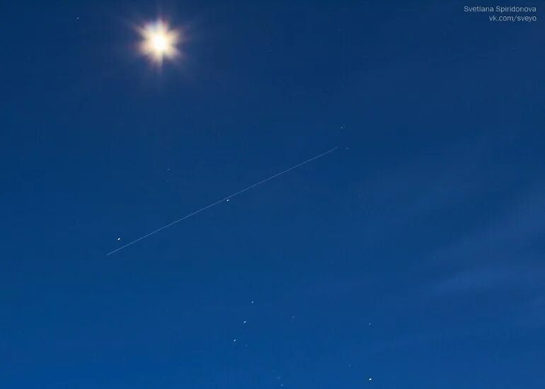 спутники видимые с земли. мкс в телескоп. мкс в ночном небе. спутник с земли в небе. мкс с земли.