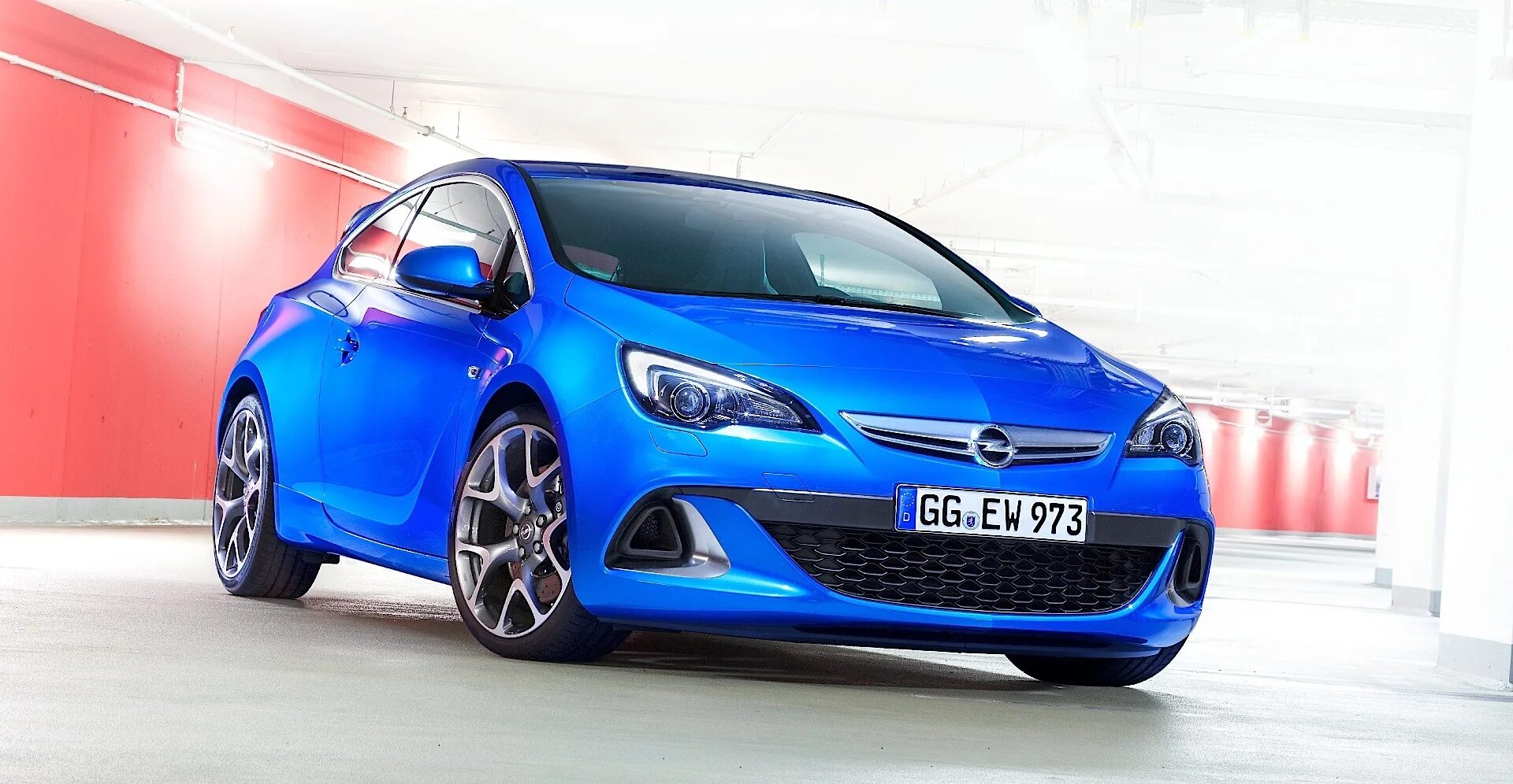 Opel Astra OPC 2013. Opel Astra 2013.