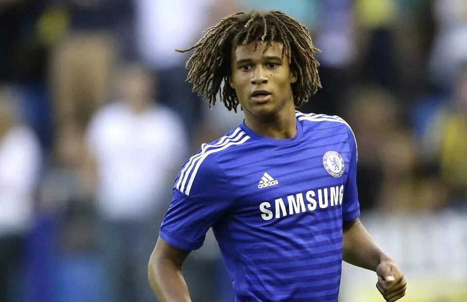 Натан аке футболист. Футболист с синими дредами. Натан аке. Nathan ake stones. Ake afc bournemouth.