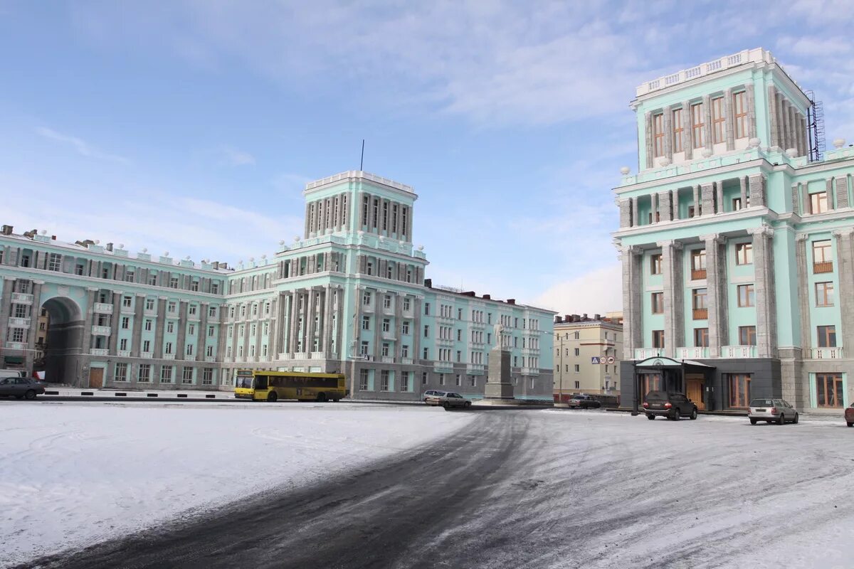 Норильск архитектура. Норильск октябрьская площадь. Норильск архитектура. Норильск архитектура. Сталинский ампир норильск.