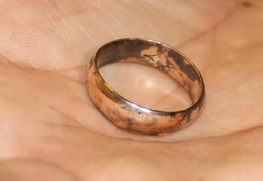 Почему почернели золотые кольца. Золотое кольцо обручалка 583. Старинные обручальные кольца. Потемневшее золото. Серебряные кольца потемнение.