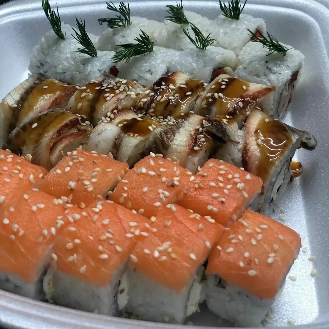 самые вкусные роллы. вкусный ролл тюмень. салехард роллы к 8 марта. ролл лава с крабом. роллы тюмень.