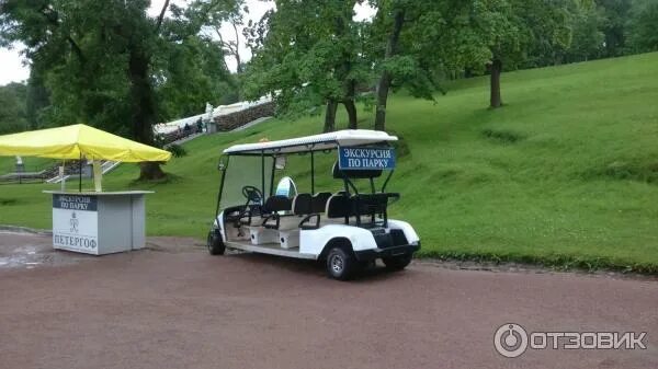 Электромобили в петербурге в парке. Петергоф электрокары экскурсия. Паровозик в петергофе. Экскурсия по петергофу на электромобиле. Царицыно электромобили.