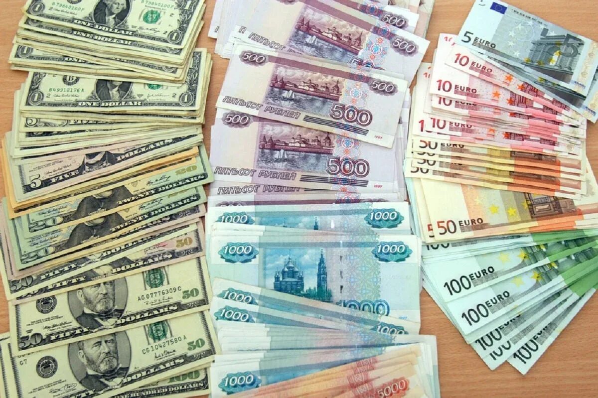 Стопка денег. Валюта в руках. Доллар и евро. Доллары в рубли. Доллар евро рубль.