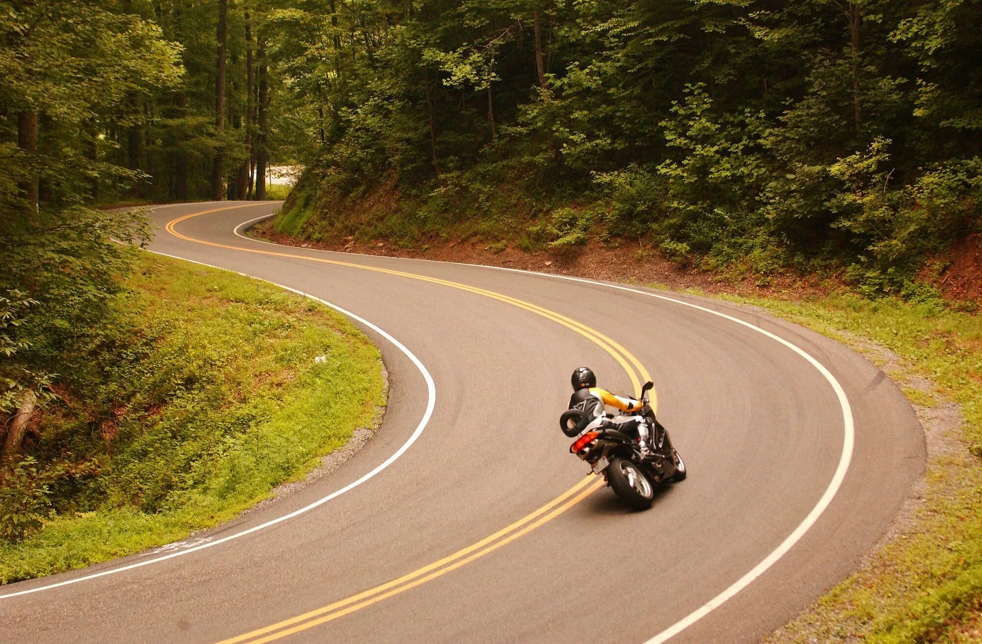 Ride side. Мотоцикл на дороге. Мотоцикл едет. Мотоцикл для трассы. Мотоциклист на дороге.