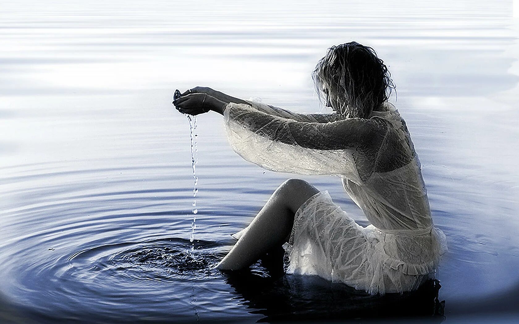 Вода уносит жизни. В глубине души. Любите жизнь картинки. Любовь в воде. В водовороте чувств.
