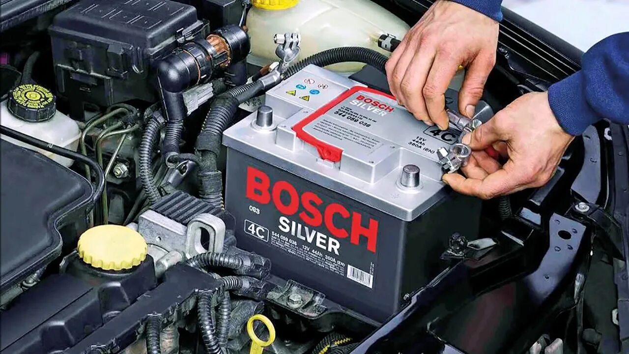 Индикатор на аккумуляторе автомобиля. Автомобильный аккумулятор в машине. Диагностирование аккумуляторной батареи. Машинный аккумулятор. Замена аккумуляторной батареи автомобиля.