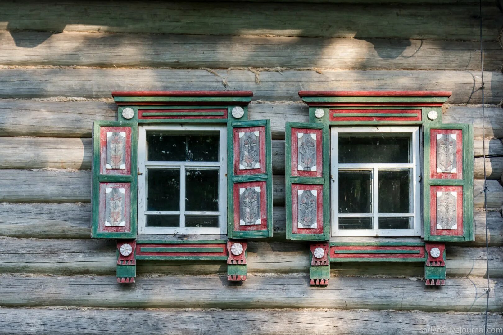Окна старинный дом. Старые деревянные ставни. Ставни в избе. Окно со ставнями. Расписные ставни.