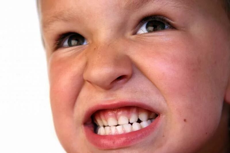 Ребенок год скрежет зубами