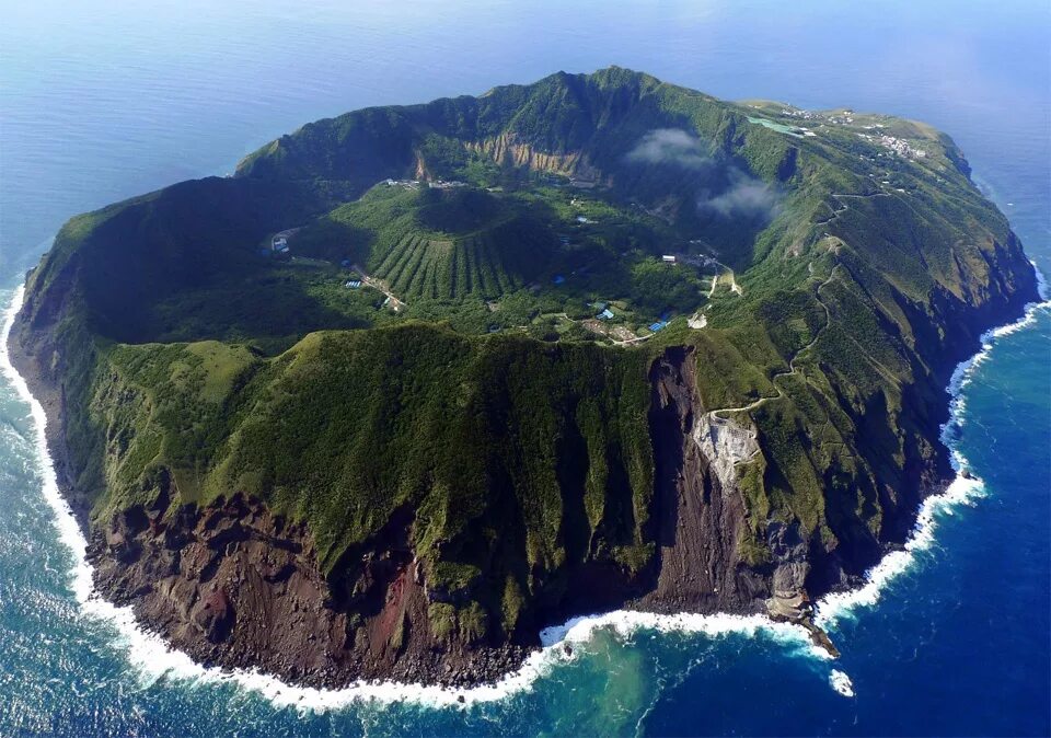 Самые красивые места на земном шаре. Остров Аогашима, Япония. Вулкан Аогасима, Япония. Аогашима вулканический японский. Остров Барса Кельмес.