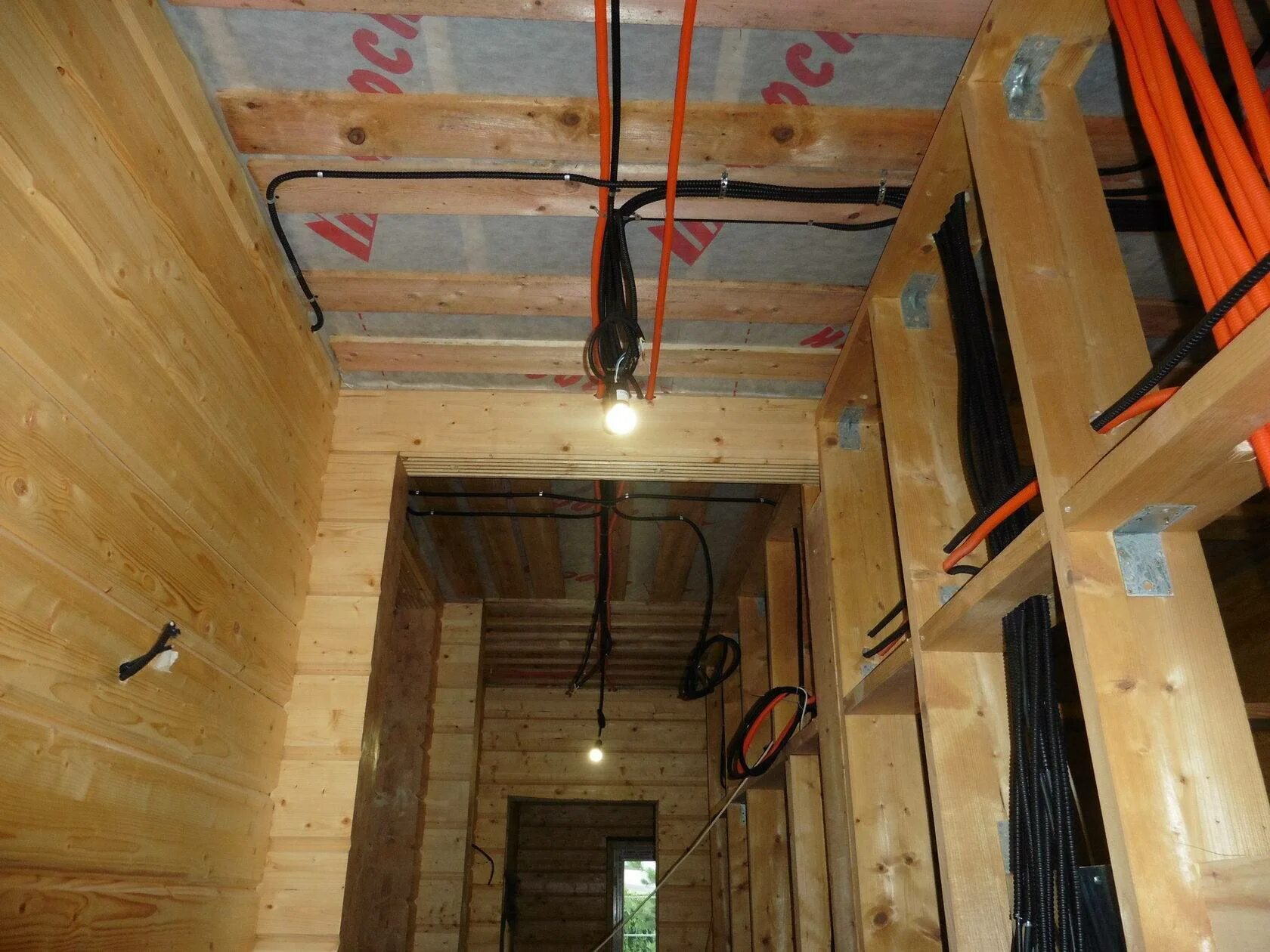 Прокладка электропроводки. Обивка стен гипсокартоном. Внутри стены проложена. Стена из гипсокартона. Внутри стены проложена.