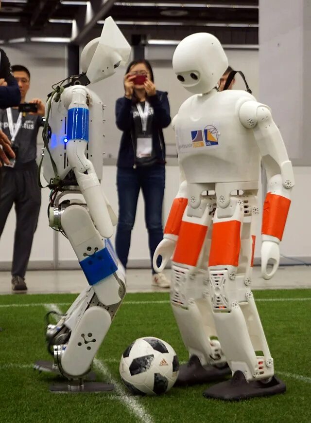 Роботы 2025. Футбольный робот. соревнования роботов. робототехника футбол. автономные роботы соревнования.
